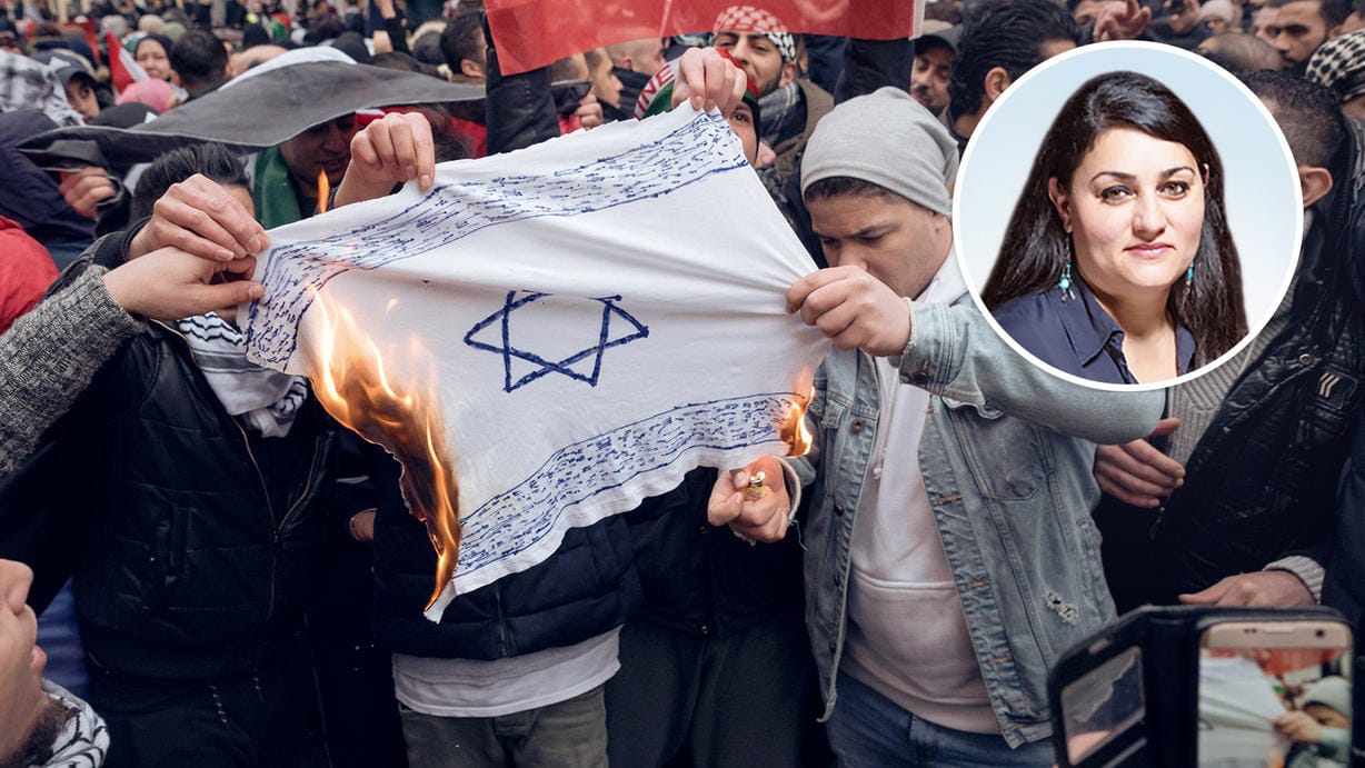 Bei einer Al-Quds-Kundgebung verbrennen Teilnehmer in Berlin eine Israel-Flagge (Archivbild): Antisemitismus unter Muslimen ist ein Problem, findet t-online.de-Kolumnistin Lamya Kaddor.