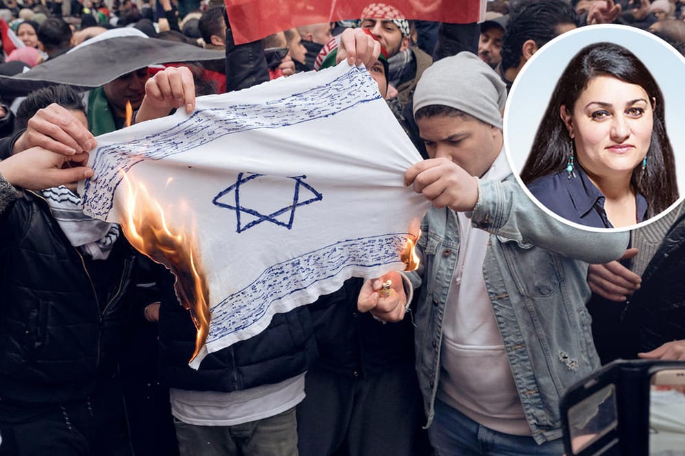 Bei einer Al-Quds-Kundgebung verbrennen Teilnehmer in Berlin eine Israel-Flagge (Archivbild): Antisemitismus unter Muslimen ist ein Problem, findet t-online.de-Kolumnistin Lamya Kaddor.