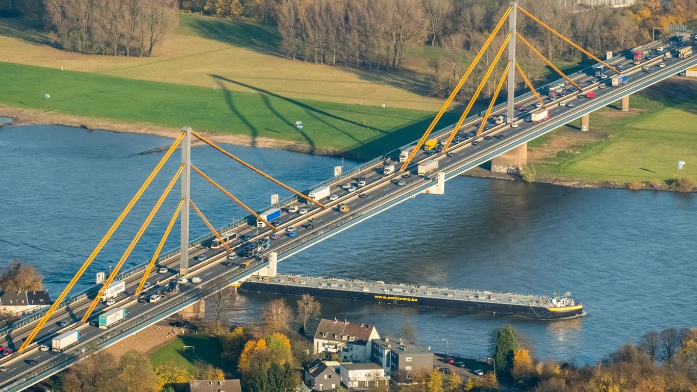 Die A40-Rheinbrücke in Duisburg-Neuenkamp: Eine Umleitung wird vom Autobahnkreuz Moers aus eingerichtet.