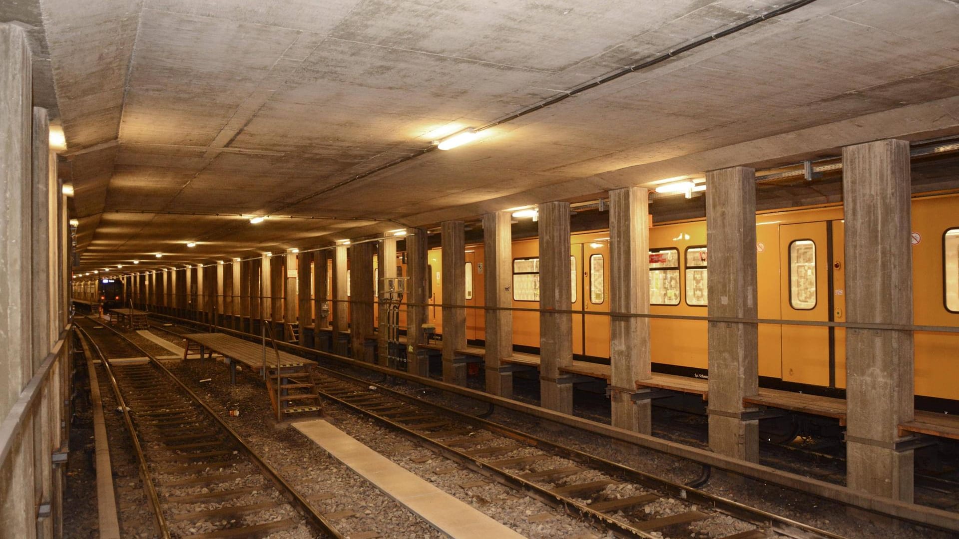 Ein U-Bahntunnel in Berlin: Eine Künstlergruppe hat in einem leeren Schacht ein komplettes Büro eingerichtet.