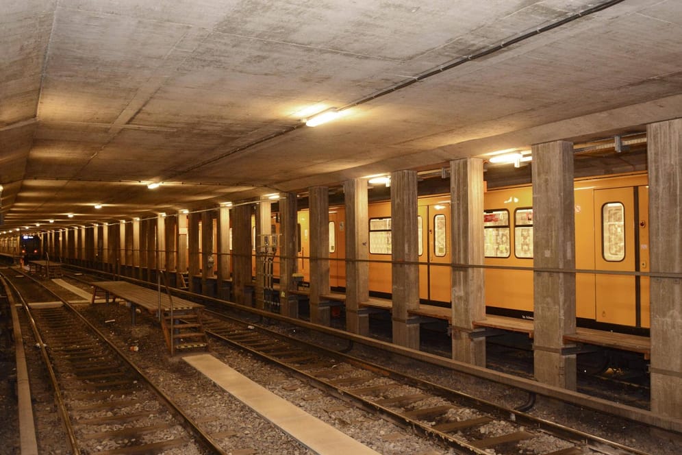 Ein U-Bahntunnel in Berlin: Eine Künstlergruppe hat in einem leeren Schacht ein komplettes Büro eingerichtet.