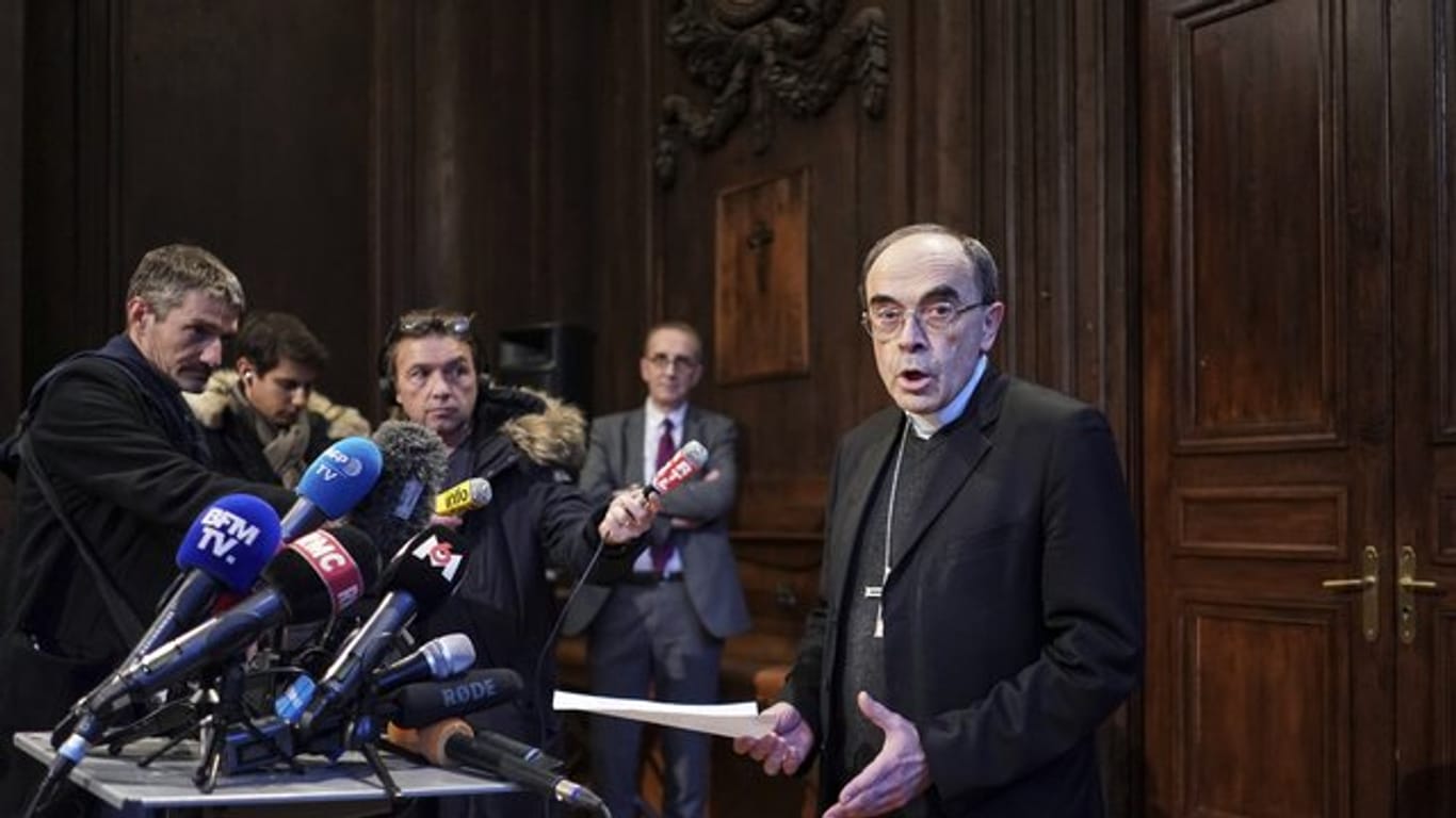 Kardinal Philippe Barbarin äußert sich auf einer Pressekonferenz in Lyon.