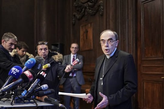 Kardinal Philippe Barbarin äußert sich auf einer Pressekonferenz in Lyon.