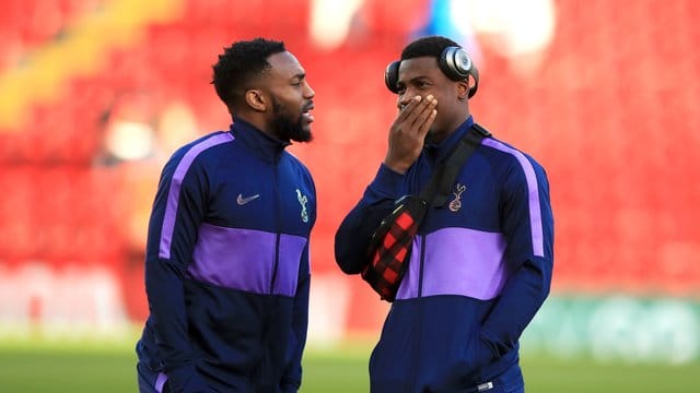 Geht auf Leihbasis von Tottenham Hotspur zu Newcastle United: Danny Rose (l) und Serge Aurier von Tottenham Hotspur stehen auf dem Spielfeld vor dem Spiel. Geht auf Leihbasis von Tottenham Hotspur zu Newcastle United: Danny Rose (l) und Serge Aurier von Tottenham Hotspur stehen auf dem Spielfeld vor dem Spiel.