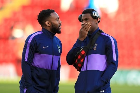 Geht auf Leihbasis von Tottenham Hotspur zu Newcastle United: Danny Rose (l) und Serge Aurier von Tottenham Hotspur stehen auf dem Spielfeld vor dem Spiel.