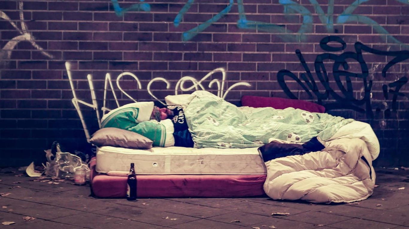 Ein Obdachloser unter einer Brücke am Zoo: In Berlin sollen schätzungsweise bis zu 10.000 Menschen auf der Straße leben.