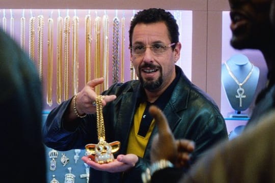 In "Der schwarze Diamant" spielt Adam Sandler einen wettsüchtigen Schmuckhändler.