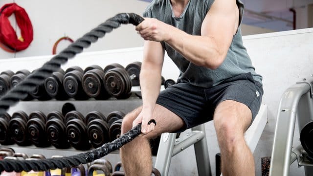 Die Trainingsform HIIT lässt sich mit vielen Sportarten kombinieren - selbst Exoten wie dem Battle Rope Training.