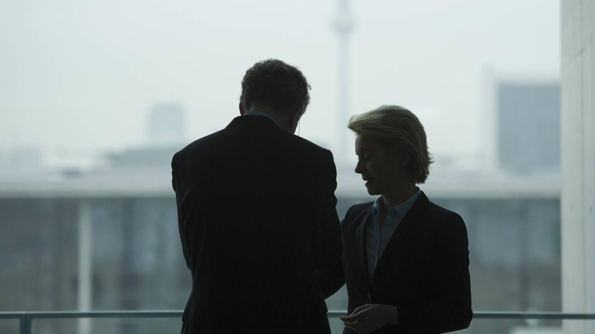 Die ehemalige Verteidigungsministerin Ursula von der Leyen und der außenpolitische Berater von Angela Merkel Christoph Heusgen: Der Einsatz von Beratern im Verteidigungsministerium wird seit einem halben Jahr von einem Untersuchungsausschuss des Bundestags überprüft. Die ehemalige Verteidigungsministerin Ursula von der Leyen und der außenpolitische Berater von Angela Merkel Christoph Heusgen: Der Einsatz von Beratern im Verteidigungsministerium wird seit einem halben Jahr von einem Untersuchungsausschuss des Bundestags überprüft.
