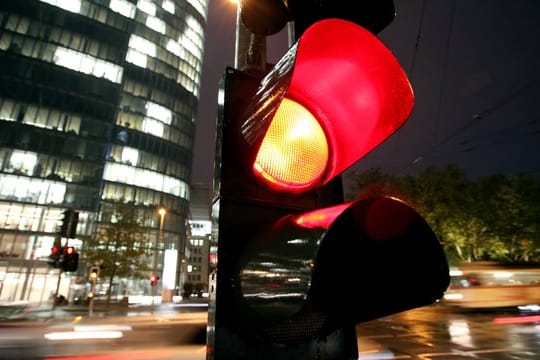 Wie lange leuchte die Ampel schon rot? Polizeibeamte dürfen diese Frage auch mit Hilfe einer Handy-Stoppuhr beantworten, wie ein Gericht entschieden hat.