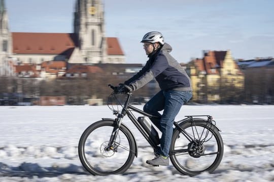 Ganzjährig unter Strom: Wer sein Pedelec auch im Winter nutzt, sollte seine Fahrweise an die kalte Jahreszeit anpassen.