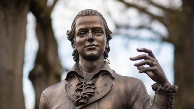 Eine Hölderlin-Skulptur im baden-württembergischen Nürtingen.