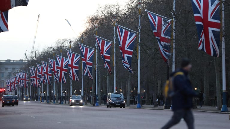 London hisst den Union Jack.