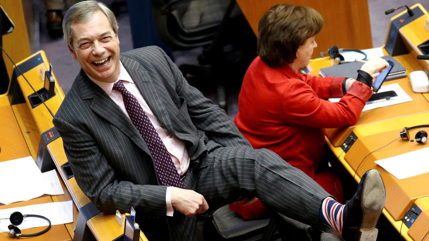 Nigel Farage, die Knalltüte, will erstens im Mittelpunkt stehen und zweitens schnellstens raus aus der EU.