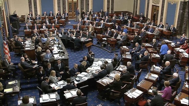 Das Videostandbild zeigt Senatoren bei der Abstimmung über den Antrag, ob vor dem Abschluss des Amtsenthebungsverfahren gegen US-Präsident Trump neue Zeugen und Beweise zugelassen werden sollen. Das Videostandbild zeigt Senatoren bei der Abstimmung über den Antrag, ob vor dem Abschluss des Amtsenthebungsverfahren gegen US-Präsident Trump neue Zeugen und Beweise zugelassen werden sollen.