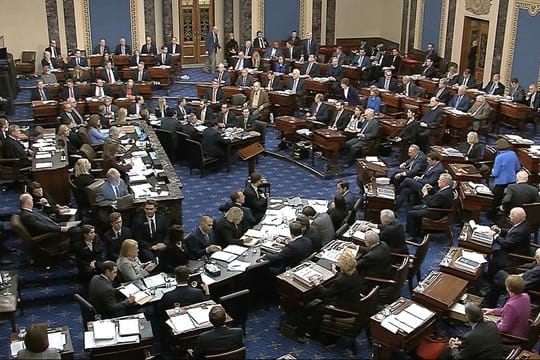 Das Videostandbild zeigt Senatoren bei der Abstimmung über den Antrag, ob vor dem Abschluss des Amtsenthebungsverfahren gegen US-Präsident Trump neue Zeugen und Beweise zugelassen werden sollen.