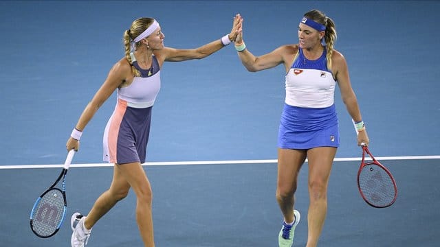 Kristina Mladenovic (l) und Timea Babos haben ihren dritten gemeinsamen Grand-Slam-Titel im Doppel gefeiert.