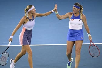 Kristina Mladenovic (l) und Timea Babos haben ihren dritten gemeinsamen Grand-Slam-Titel im Doppel gefeiert.