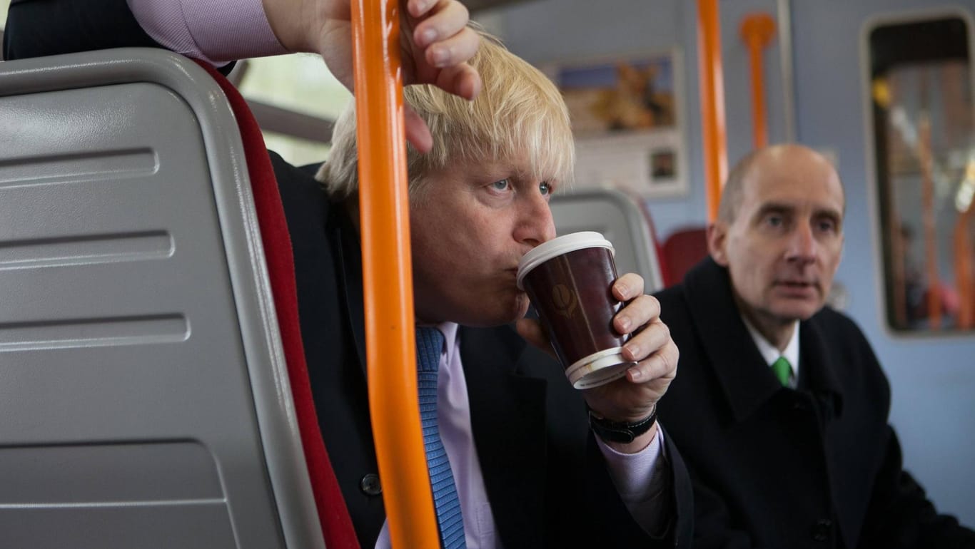 Boris Johnson in einem Linienbus: Pressefotografen haben an seinem Regierungssitz bereits größere Lieferungen englischen Schaumweins erspäht.