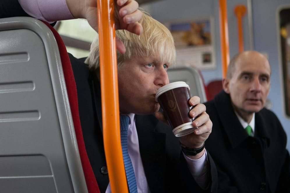 Boris Johnson in einem Linienbus: Pressefotografen haben an seinem Regierungssitz bereits größere Lieferungen englischen Schaumweins erspäht.