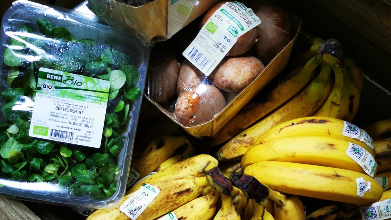 Obst und Gemüse liegen in einer Auslage: Was Supermärkte aussortieren, wird in dem Rettermarkt an Kunden weitergegeben.