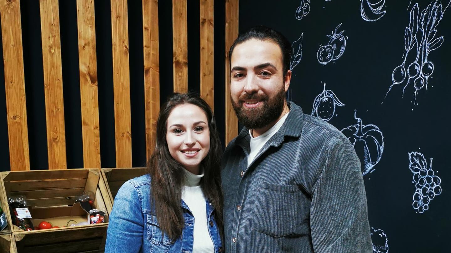 Das Ehepaar Budumlu: Elif und Mustafa betreiben in Bielefeld einen Laden, in dem aussortierte Lebensmittel gekauft werden können. Das Ehepaar Budumlu: Elif und Mustafa betreiben in Bielefeld einen Laden, in dem aussortierte Lebensmittel gekauft werden können.