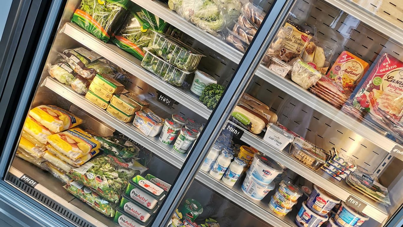 Ein Kühlschrank mit Lebensmitteln: Auch Kühlprodukte können in dem Rettermarkt gekauft werden.