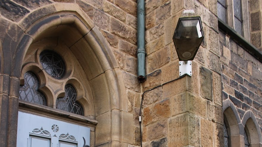 Blick auf eine Tür an der evangelischen Kreuzkirche in Hagen: Hier haben Unbekannte Gegenstände abmontiert.