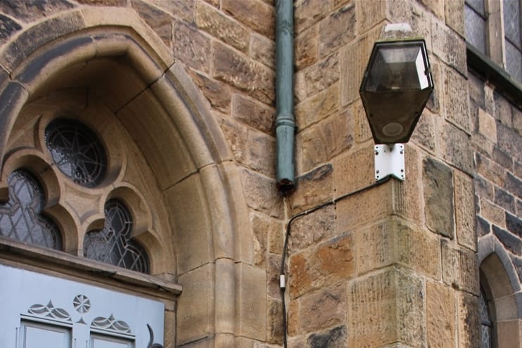 Blick auf eine Tür an der evangelischen Kreuzkirche in Hagen: Hier haben Unbekannte Gegenstände abmontiert.