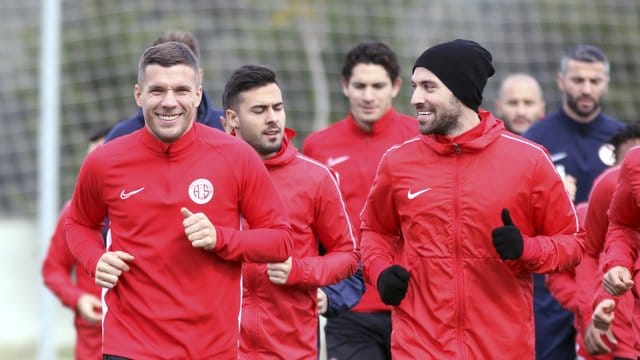 Lukas Podolski (l) freut sich auf seinen ersten Einsatz für Antalyaspor. Lukas Podolski (l) freut sich auf seinen ersten Einsatz für Antalyaspor.