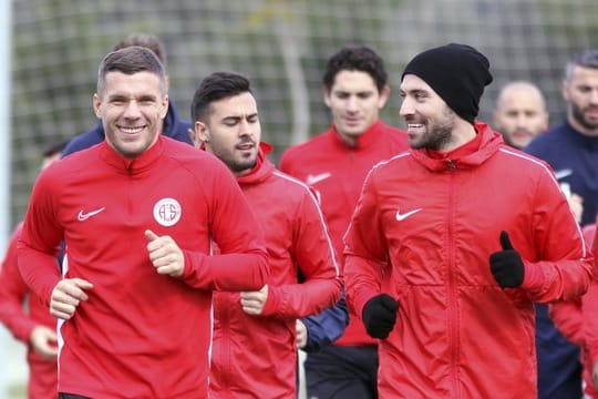Lukas Podolski (l) freut sich auf seinen ersten Einsatz für Antalyaspor.