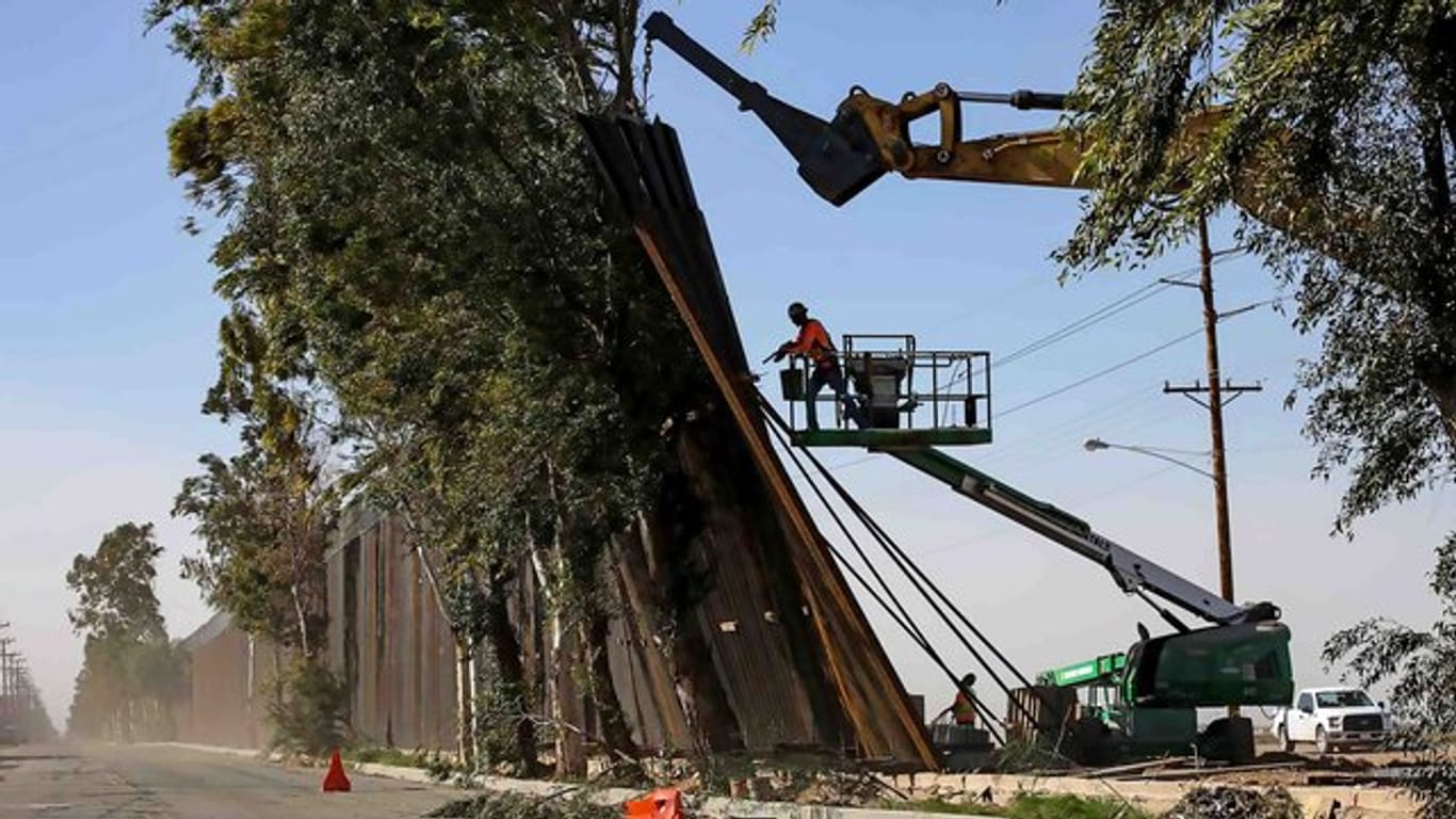 Vom Winde verweht: Bauarbeiter arbeiten an der Reparatur des Grenzzauns zwischen Mexiko und den USA.