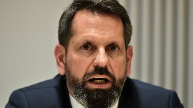 Olaf Lies (SPD) spricht während einer Pressekonferenz