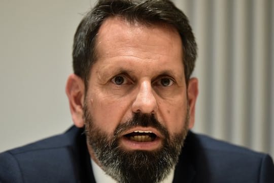 Olaf Lies (SPD) spricht während einer Pressekonferenz