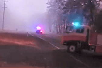Rettungskräfte fliehen: Winde peitschen die Buschfeuer in Australien gefährlich an.