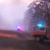 Rettungskräfte fliehen: Winde peitschen die Buschfeuer in Australien gefährlich an.