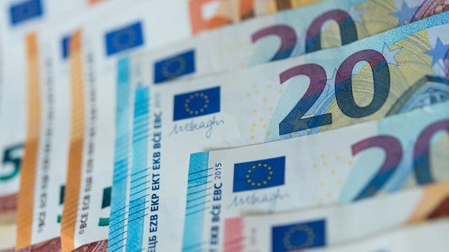 Die Haushaltsüberschüsse der Länder gehen zwar zurück, das Plus beträgt aktuell aber immer noch 13,2 Milliarden Euro. Die Haushaltsüberschüsse der Länder gehen zwar zurück, das Plus beträgt aktuell aber immer noch 13,2 Milliarden Euro.