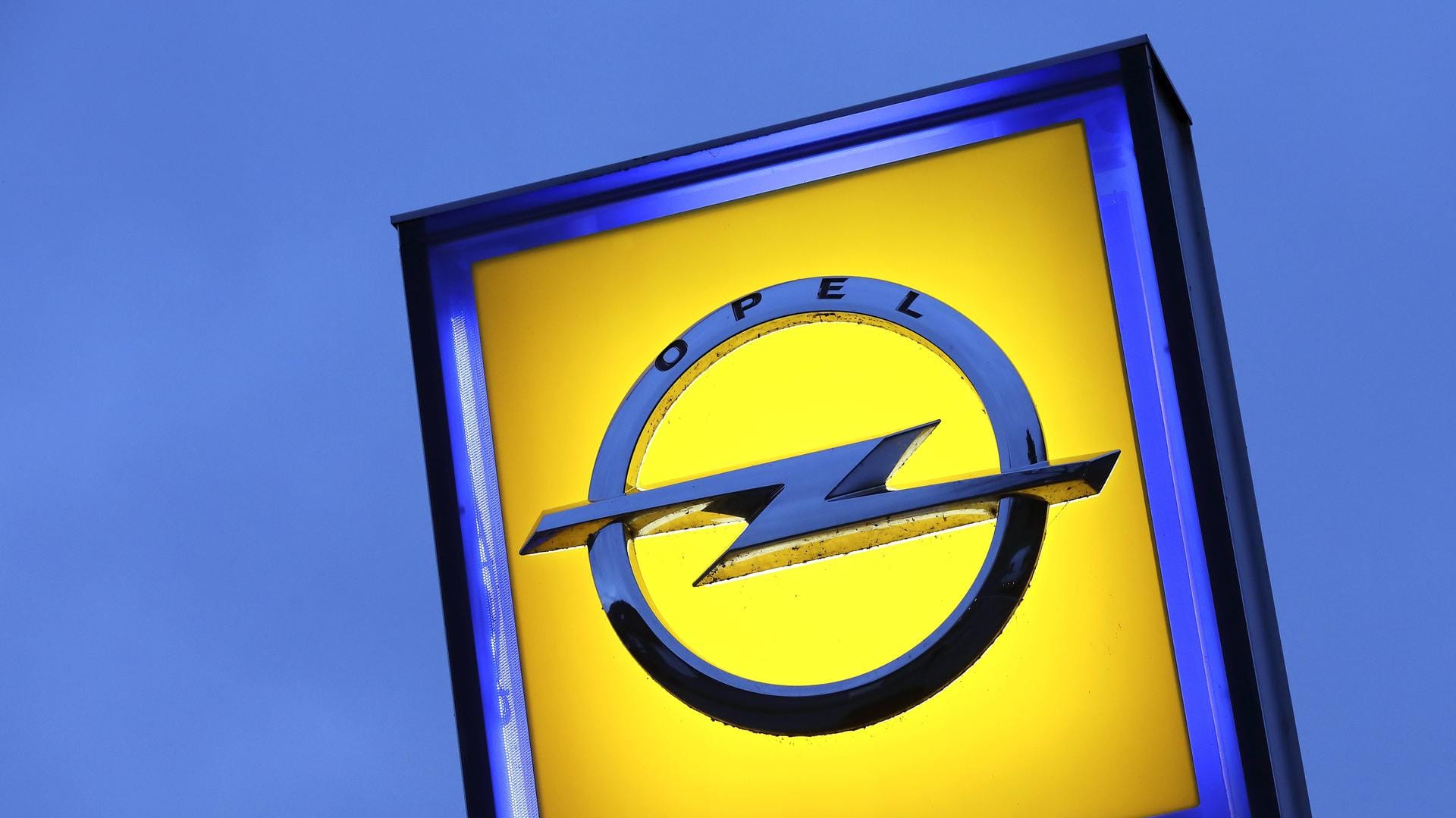 Das Logo an einem Opel-Autohaus: In Kaiserslautern plant der Konzern Deutschlands größtes Batteriezellenwerk zu errichten. Das Logo an einem Opel-Autohaus: In Kaiserslautern plant der Konzern Deutschlands größtes Batteriezellenwerk zu errichten.