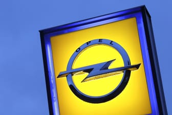 Das Logo an einem Opel-Autohaus: In Kaiserslautern plant der Konzern Deutschlands größtes Batteriezellenwerk zu errichten.