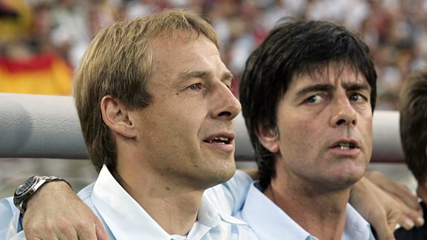 Der damalige Bundestrainer Jürgen Klinsmann (l) und sein Assistent Joachim Löw bei der WM 2006.