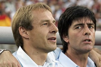 Der damalige Bundestrainer Jürgen Klinsmann (l) und sein Assistent Joachim Löw bei der WM 2006.