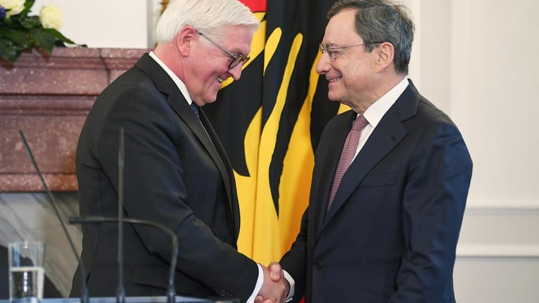 Frank-Walter Steinmeier und Ex-EZB-Chef Mario Draghi: Der Bundespräsident hat Draghi für seine Verdienste für die Eurozone und den europäischen Zusammenhalt gewürdigt.