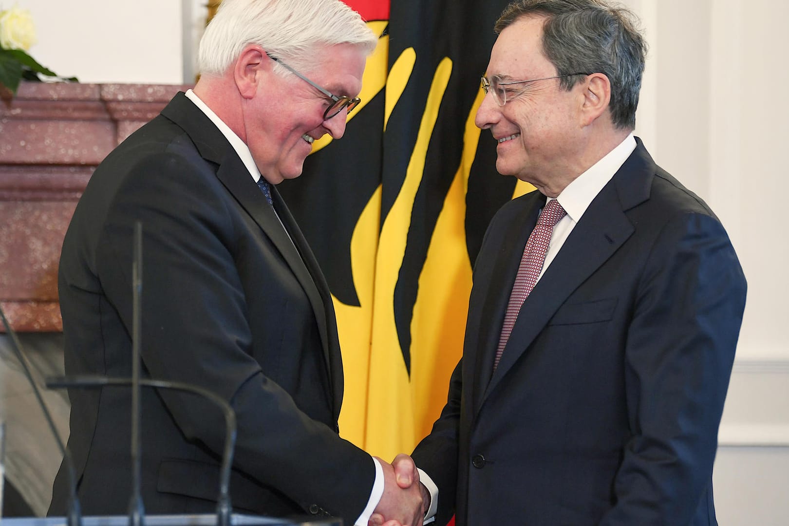 Frank-Walter Steinmeier und Ex-EZB-Chef Mario Draghi: Der Bundespräsident hat Draghi für seine Verdienste für die Eurozone und den europäischen Zusammenhalt gewürdigt.