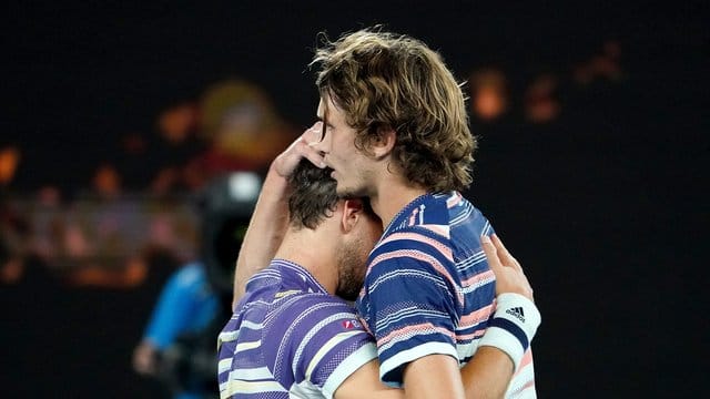 Alexander Zverev (r) gratuliert Dominic Thiem nach dem Halbfinale zum Sieg. Alexander Zverev (r) gratuliert Dominic Thiem nach dem Halbfinale zum Sieg.