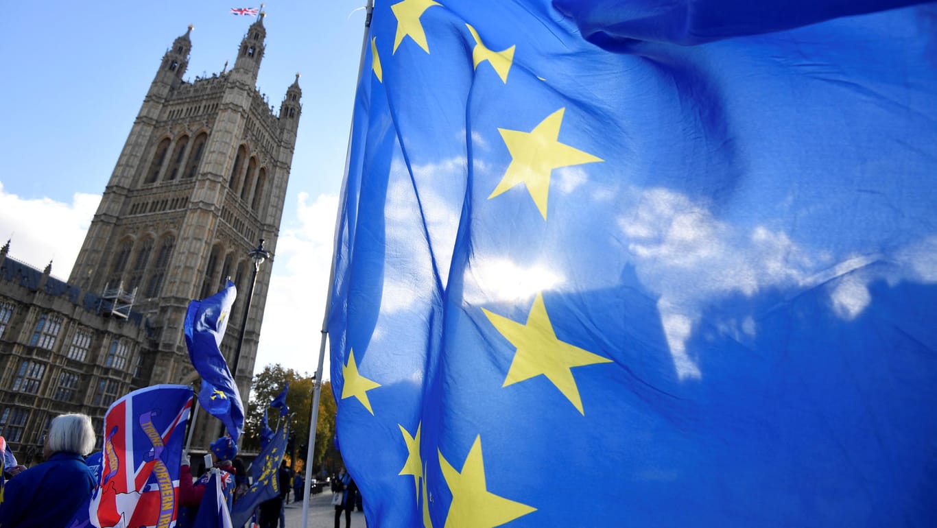 Pro-EU-Demonstranten vor dem britischen Parlament: Rein rechtlich ist eine Rückkehr Großbritanniens in die EU möglich. Aber ist sie auch realistisch?