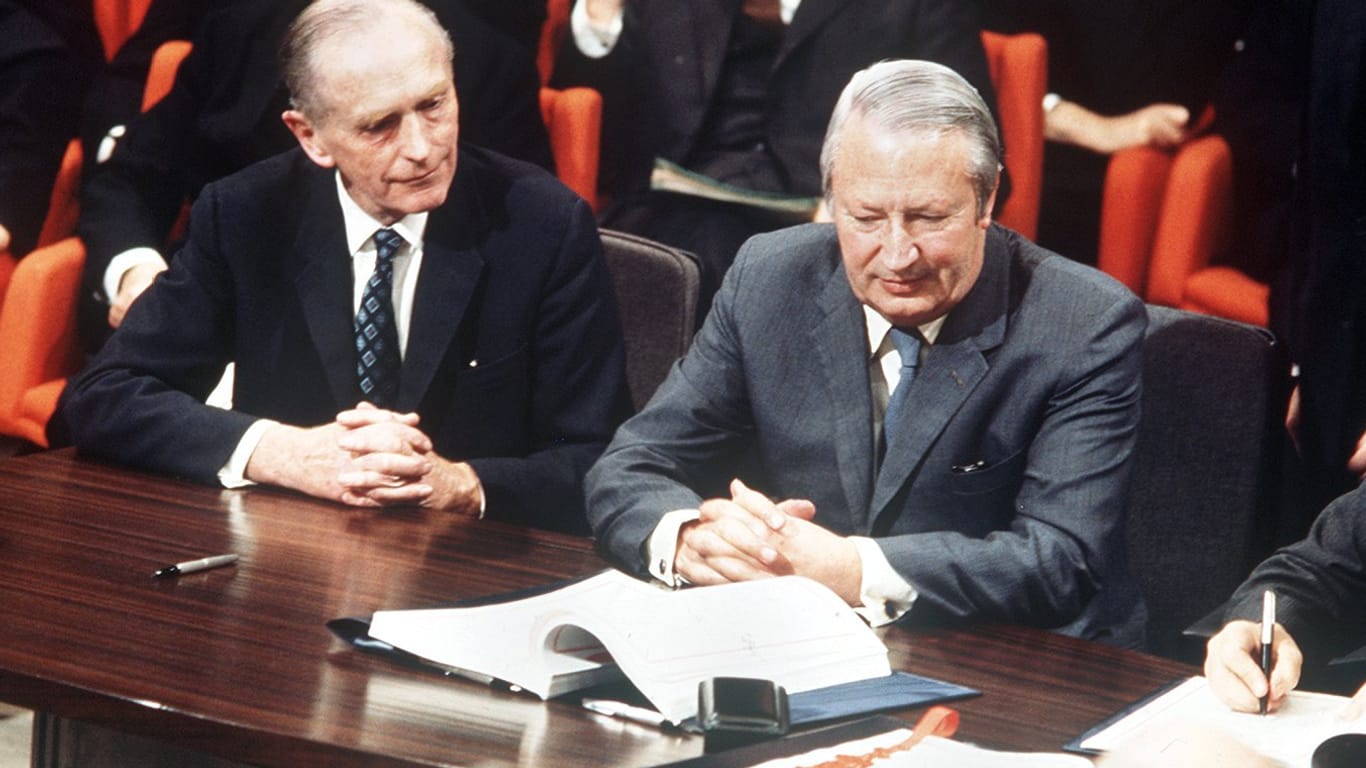 Edward Heath (M.), der Premierminister von Großbritannien unterzeichnet am 22. Januar 1972 die Beitrittsurkunden zur EU.