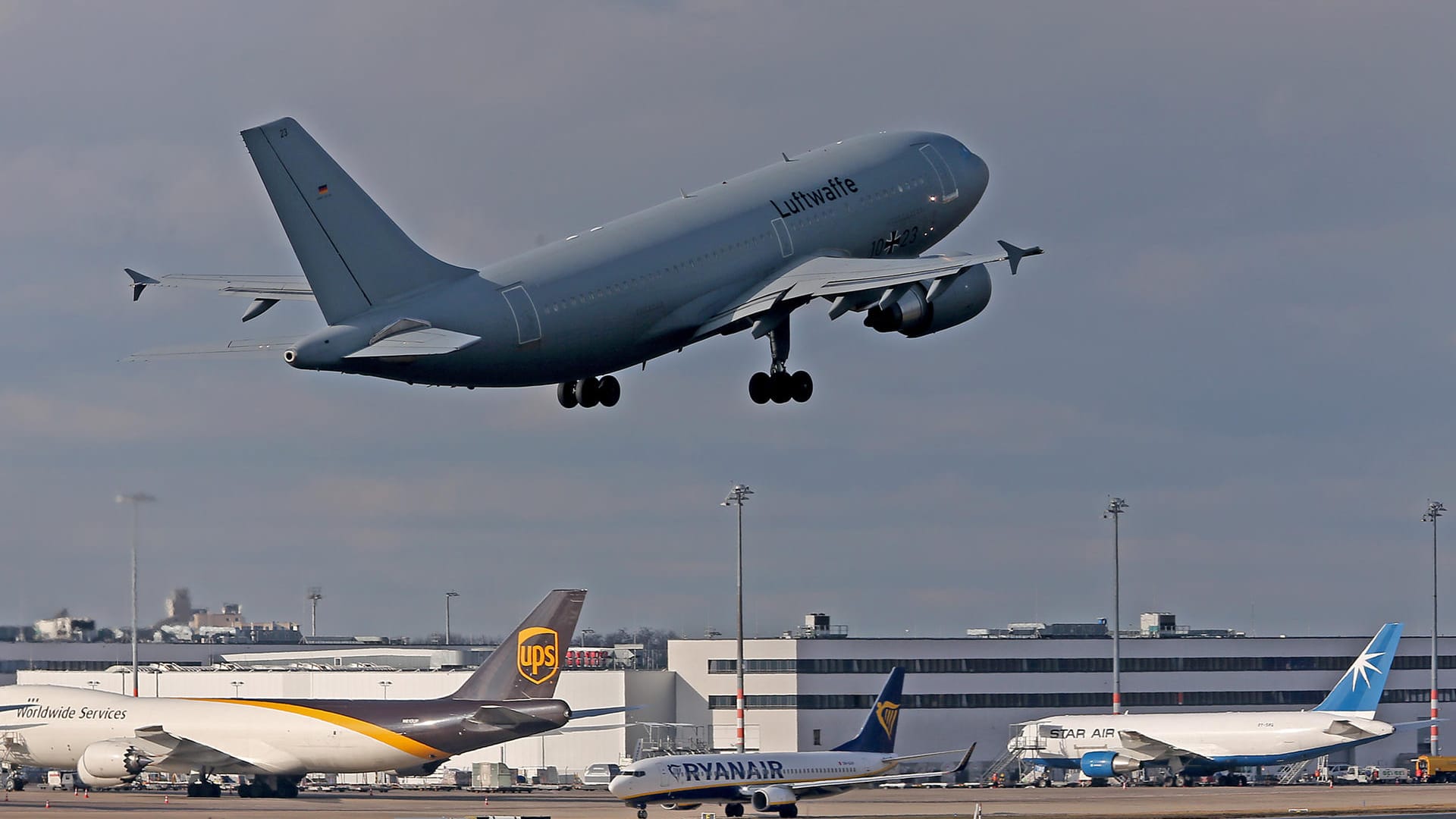 Der Bundeswehr-Airbus "Kurt Schumacher": Vom Flughafen Köln/Bonn aus startete die Maschine in Richtung Wuhan, um knapp 90 Menschen aus der vom Coronavirus am stärksten betroffenen chinesischen Provinz Hubei auszufliegen. Der Bundeswehr-Airbus "Kurt Schumacher": Vom Flughafen Köln/Bonn aus startete die Maschine in Richtung Wuhan, um knapp 90 Menschen aus der vom Coronavirus am stärksten betroffenen chinesischen Provinz Hubei auszufliegen.