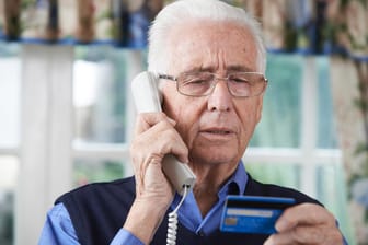 Betrug: Beim Enkeltrick rufen fremde Menschen an, geben sich als Verwandte aus und bitten um Geld.