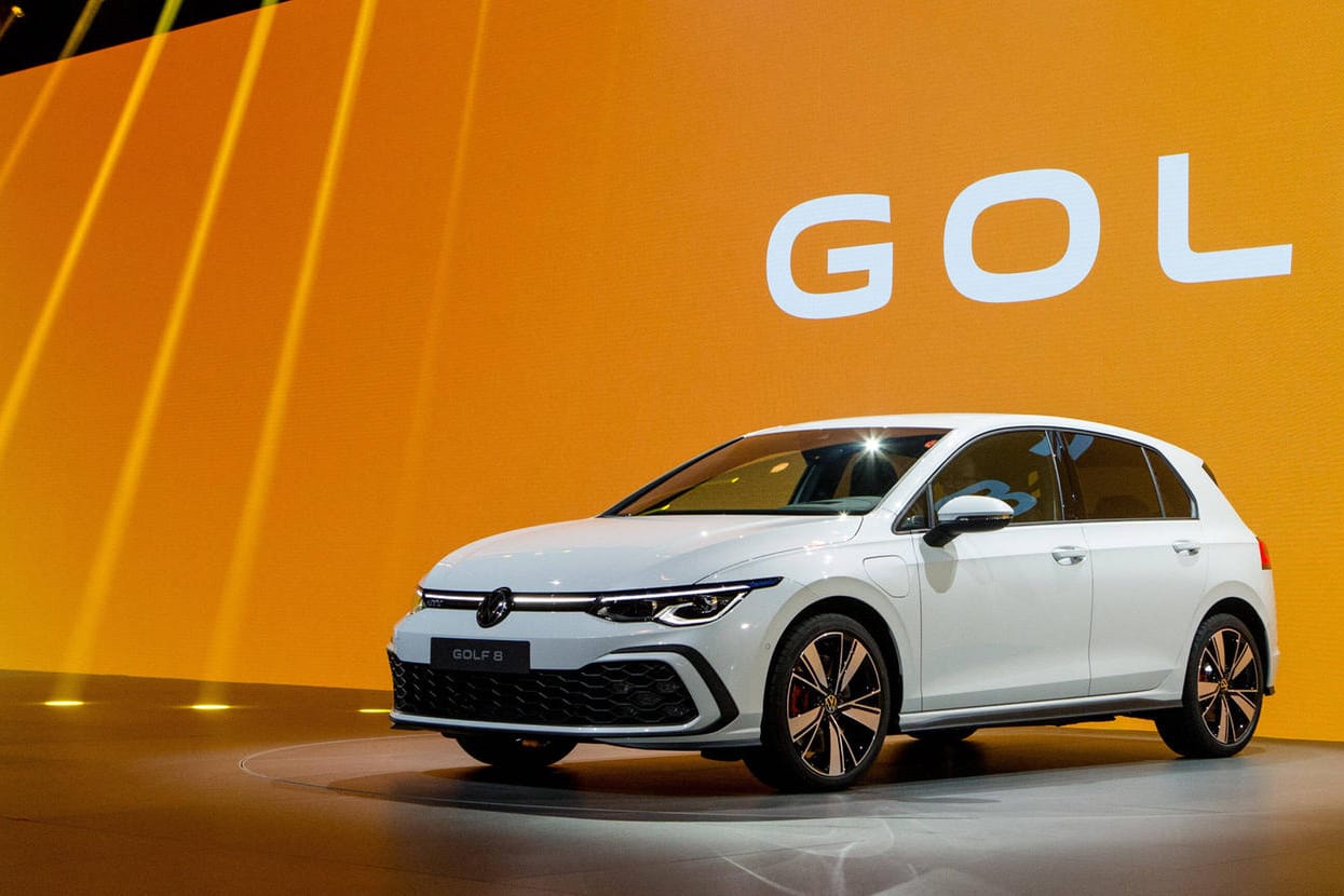 Der VW Golf 8: Zu Ehren des neuen Wagens führt OB Klaus Mohrs die Acht-Tage-Woche ein.