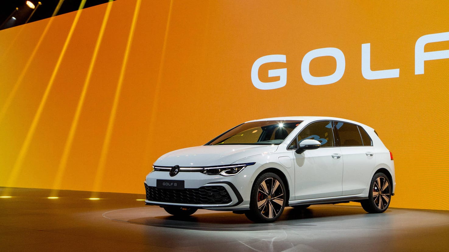 Der VW Golf 8: Zu Ehren des neuen Wagens führt OB Klaus Mohrs die Acht-Tage-Woche ein.